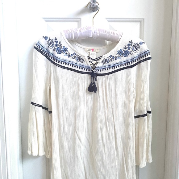 Tops - BOHO style embroidered top.